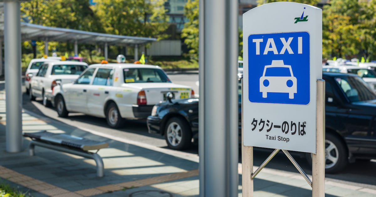 タクシー運賃はクレジットカードで支払いできる？カード払い可能なタクシーの見つけ方も解説