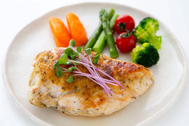 鶏胸肉でカロリーも食費も抑える！オススメ簡単レシピと一食当たりの値段を紹介