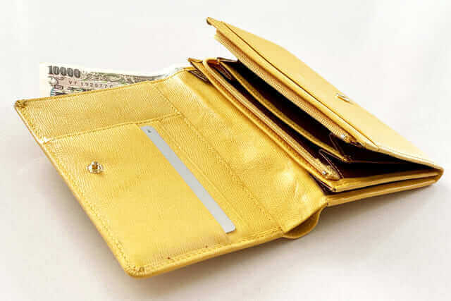 お金持ちはどんな財布を使っている？色やブランド、中身までその共通点をチェック！