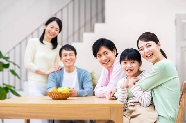 日本全体の世帯年収｜平均は552万円、中央値は437万円