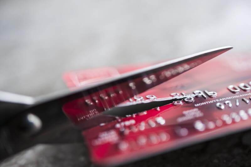 クレジットカードの正しい捨て方を解説！悪用を防ぐ適切な処分方法は？